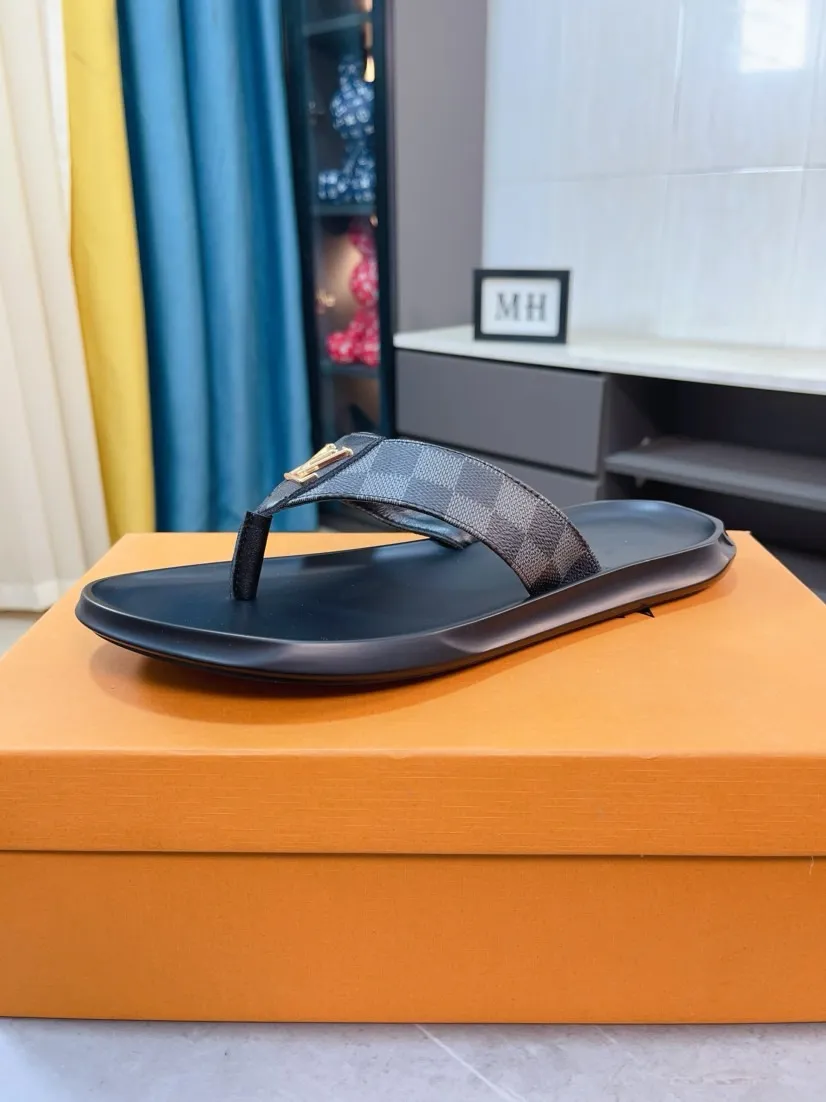 Men's shoes 💰260🌹🌹 (lv-Louis Vuitton) new men's sandals, high-end boutique, exquisite embossed logo decoration on the upper, fine workmanship, super soft soles, casual, loose and comfortable, a must-have in summer! \nsize：38-44